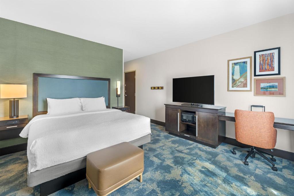 Hampton Inn & Suites Bend - 