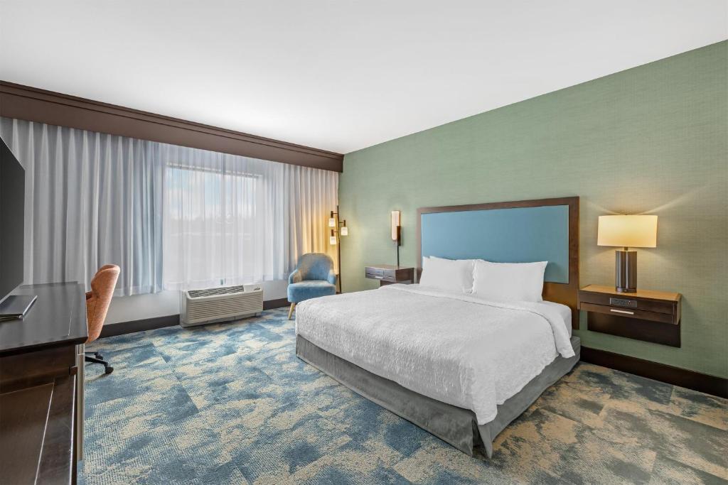 Hampton Inn & Suites Bend - 
