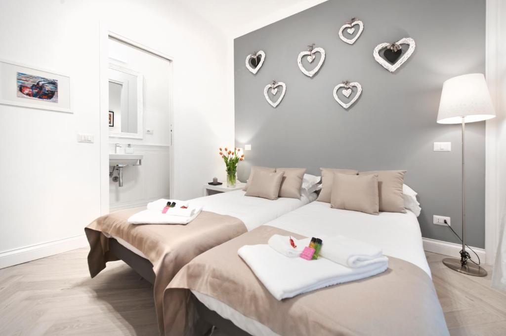 A bed or beds in a room at Trevi Apartment