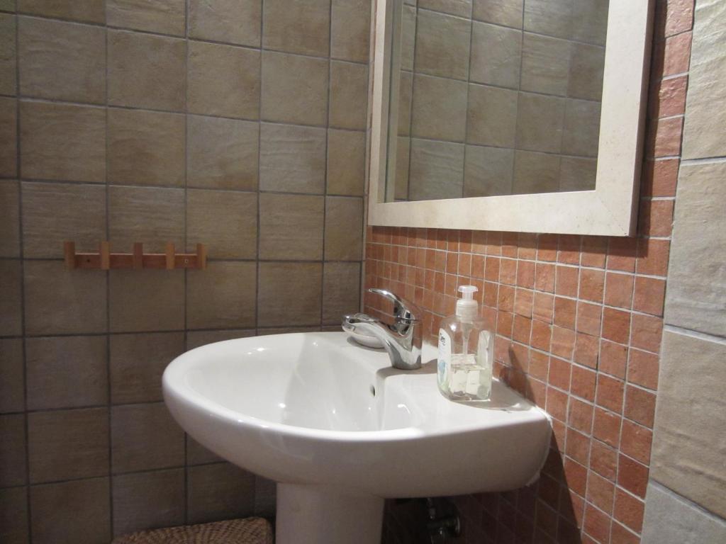 W łazience znajduje się umywalka i lustro. w obiekcie Casa do vale das Hortas w mieście Balurco de Baixo