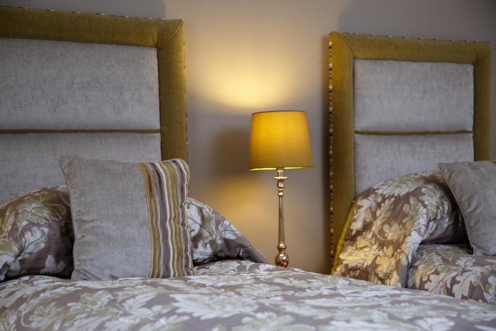 Postel nebo postele na pokoji v ubytování Garvock House Hotel