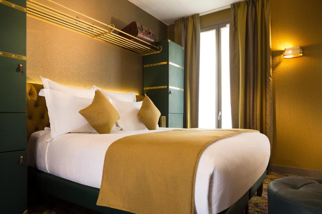 a hotel room with a bed and two lamps at Hotel Whistler in Paris