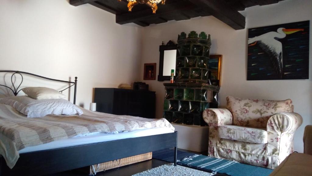 sypialnia z łóżkiem i krzesłem w obiekcie Country house Balaton w mieście Paloznak
