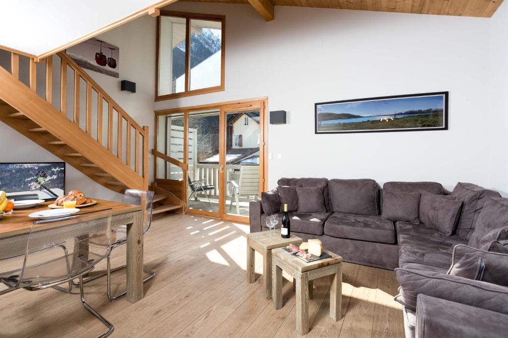 salon z kanapą i stołem w obiekcie Sauberands 18 apartment - Chamonix All Year w Chamonix-Mont-Blanc