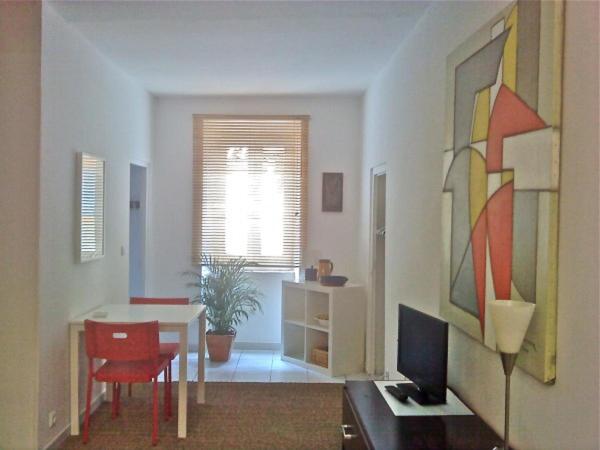 a living room with a table and a tv at Appartement coeur de ville in Ajaccio