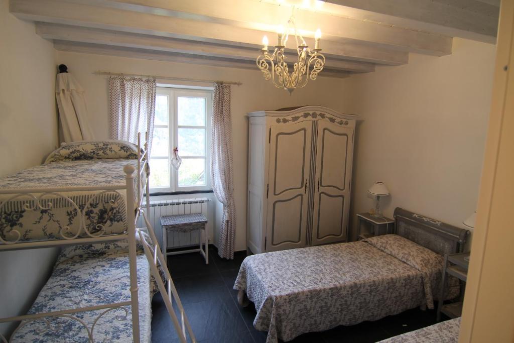 1 dormitorio con 2 literas y lámpara de araña en 5 Lands Yellow Cottage, en Levanto
