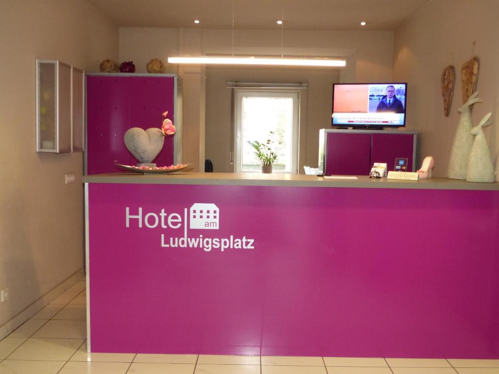 TV a/nebo společenská místnost v ubytování Hotel am Ludwigsplatz