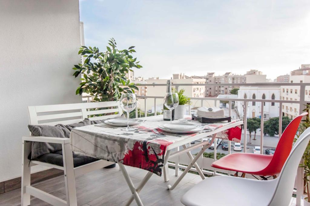 una mesa y sillas en un balcón con vistas en Malaga Center Flat Holidays Salitre, en Málaga
