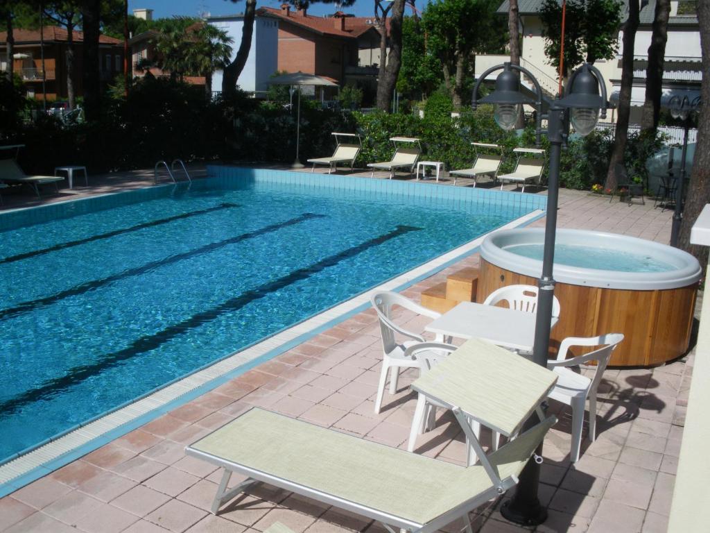 Bazén v ubytování Hotel Ascot nebo v jeho okolí