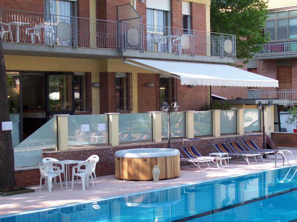 Bazén v ubytování Hotel Ascot nebo v jeho okolí
