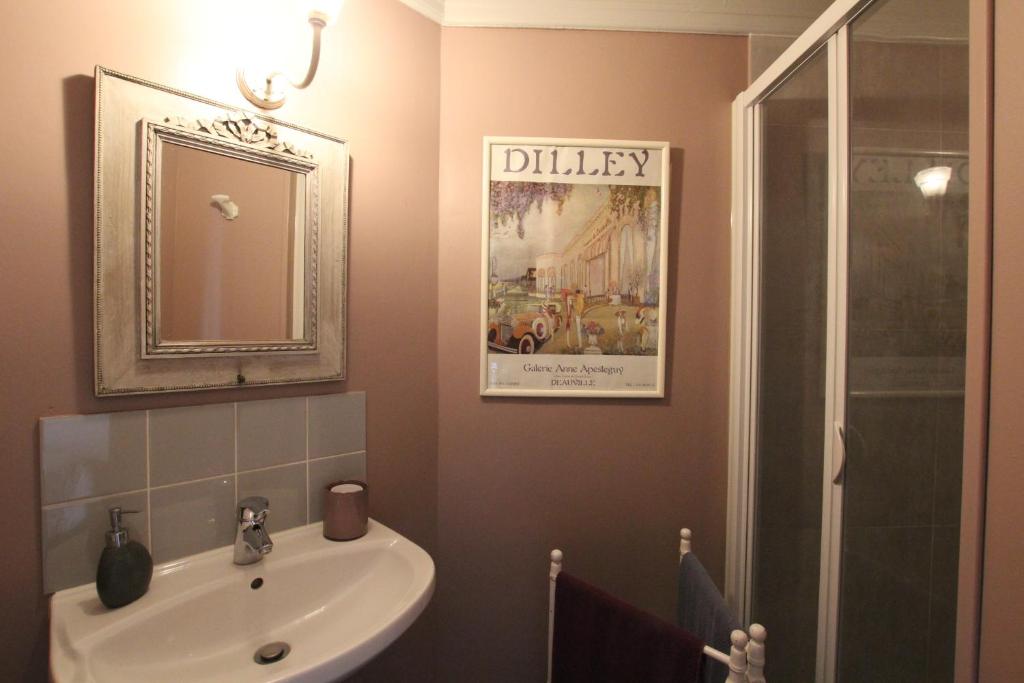 La Villa des Rosiers - Tweepersoonskamer Met Eigen Extern Toilet