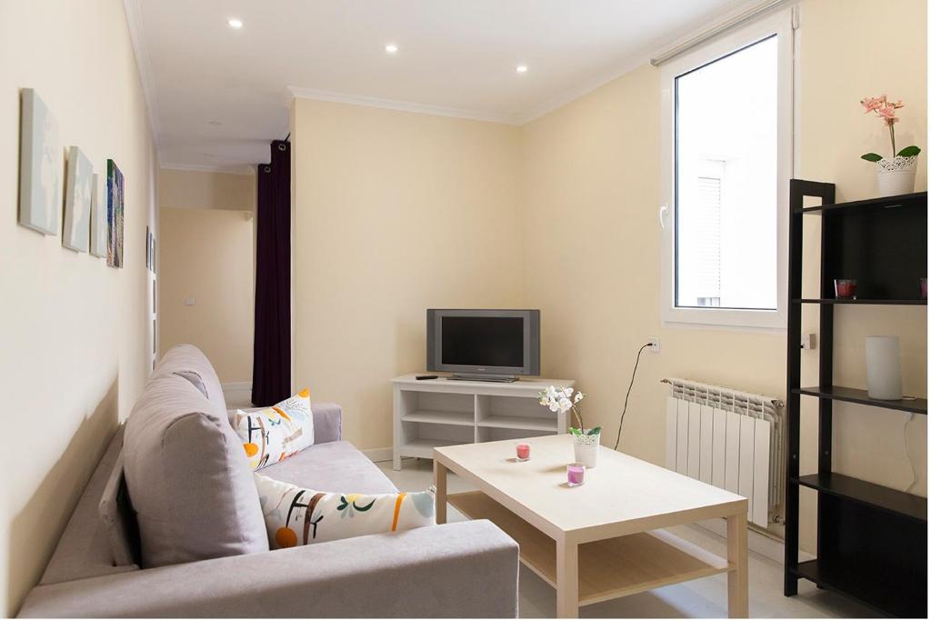 En sittgrupp på For You Rentals parque del retiro apartment LDR28