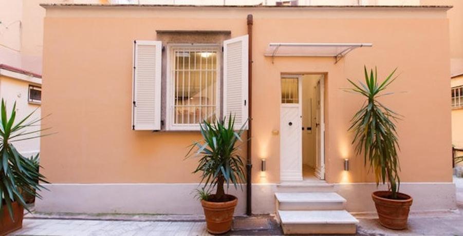 une maison avec deux palmiers devant elle dans l'établissement Parioli House near Borghese-LUISS University, à Rome