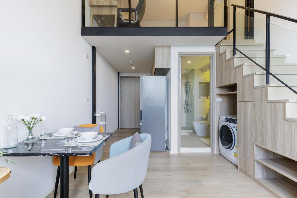 Downtown Luxury Loft 5 mins BTS Fast Wi-Fi-Pool, Amphoe Phra Khanong ...