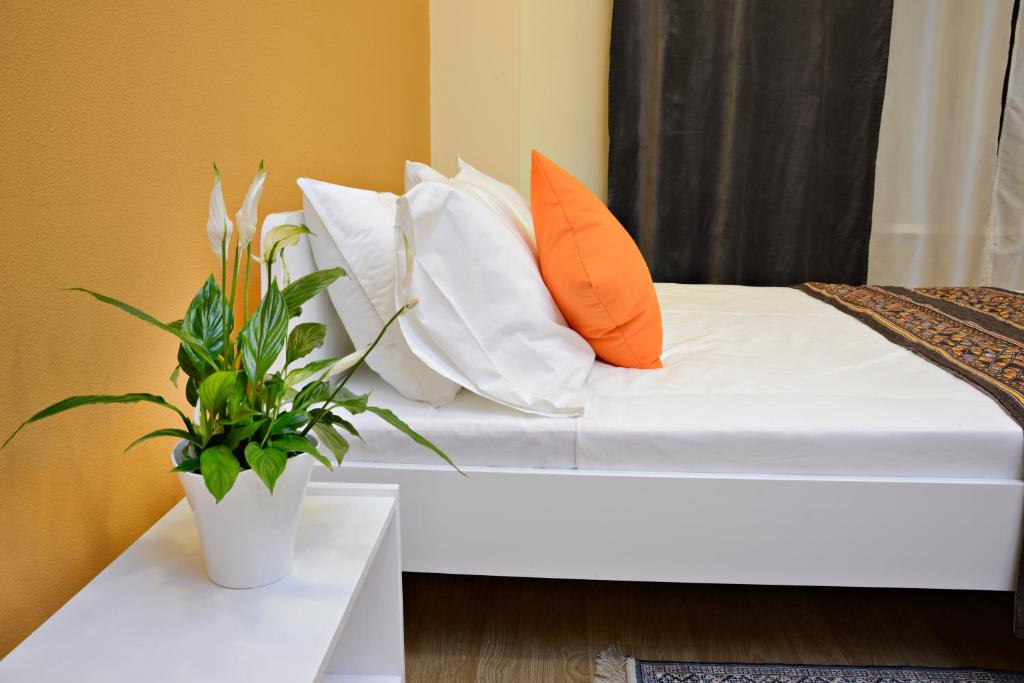 Кровать или кровати в номере Гостевые комнаты Апельсин на Сретенском Бульваре