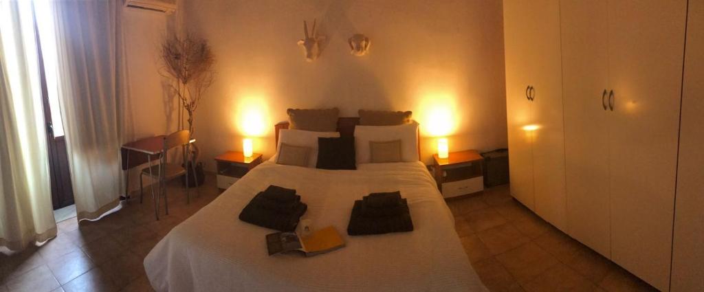 パレルモにあるA Casa Di Gioのベッドルーム1室(白い大型ベッド1台、照明2つ付)
