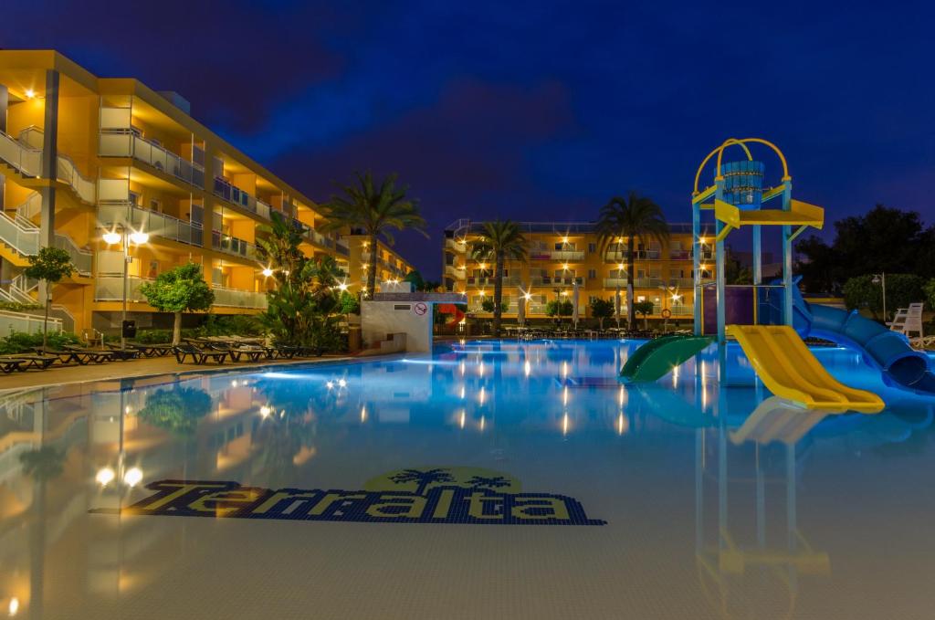 basen ze zjeżdżalnią przed hotelem w obiekcie Apartamentos Turisticos Terralta w mieście Benidorm