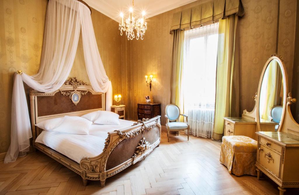 Postel nebo postele na pokoji v ubytování International au Lac Historic Lakeside Hotel