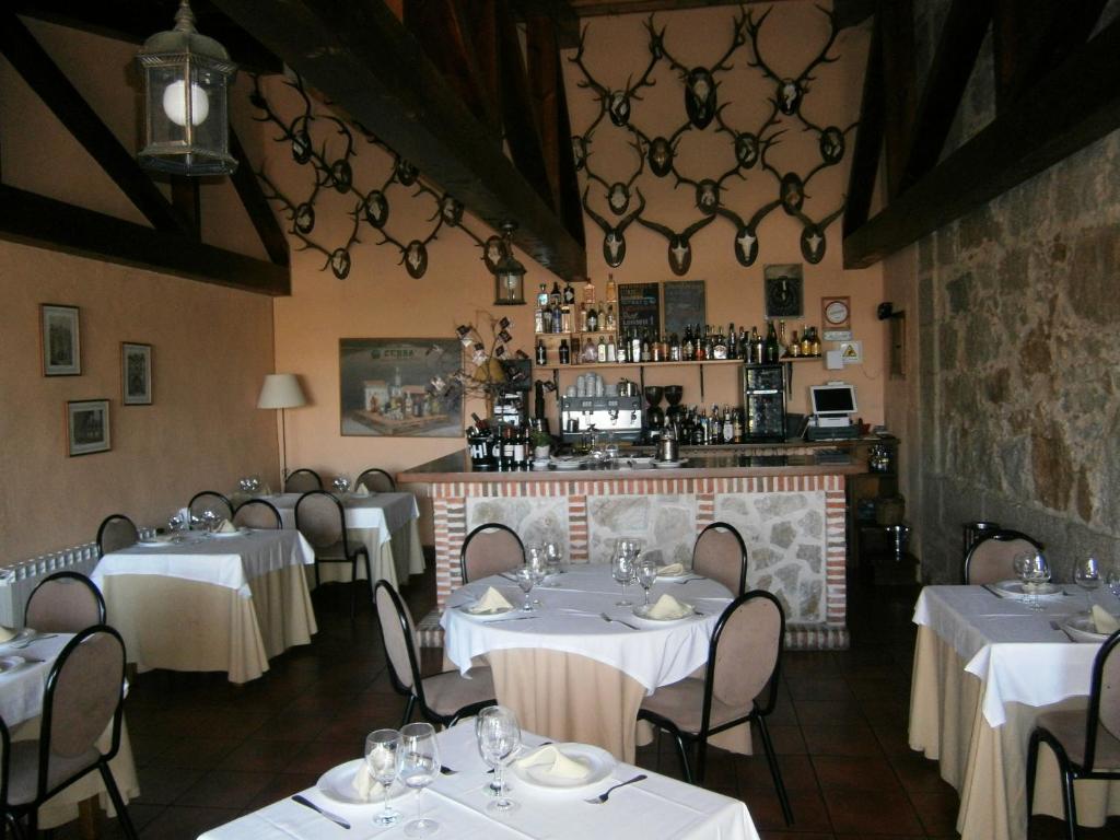 A restaurant or other place to eat at Hotel El Castrejon