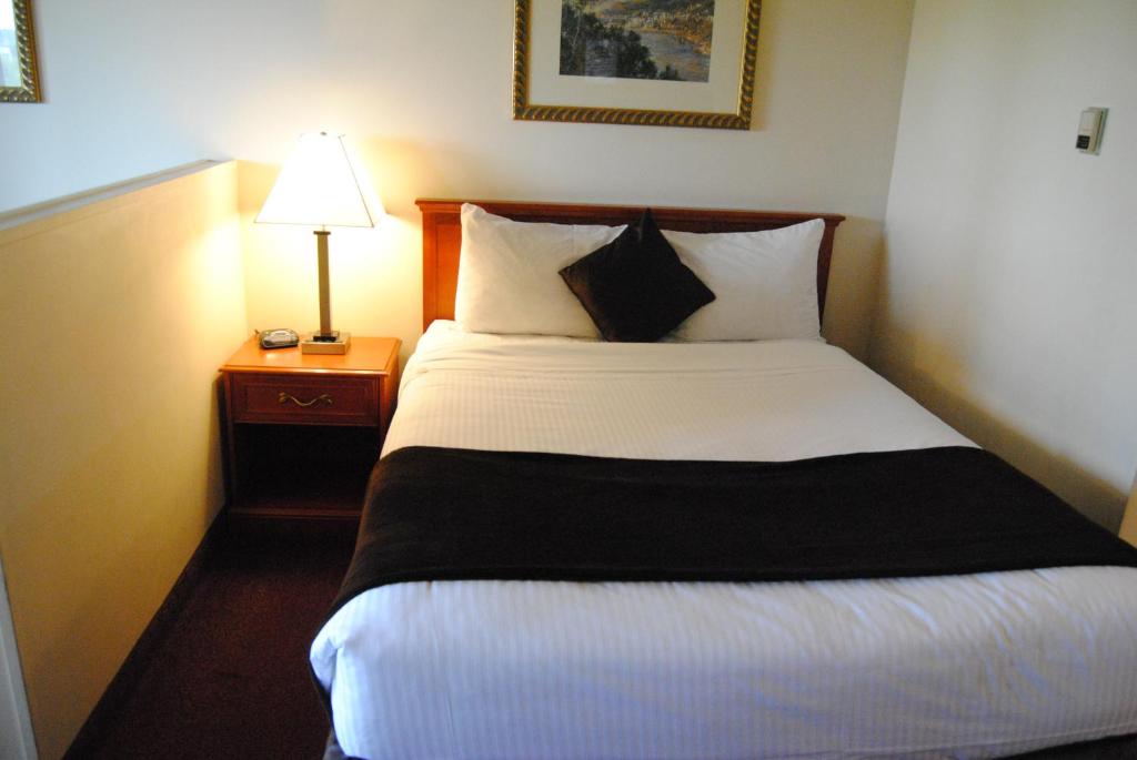 Postel nebo postele na pokoji v ubytování Economy Inn