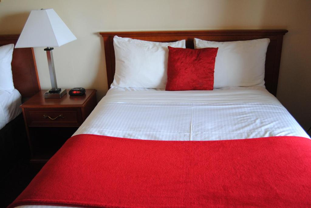 Postel nebo postele na pokoji v ubytování Economy Inn