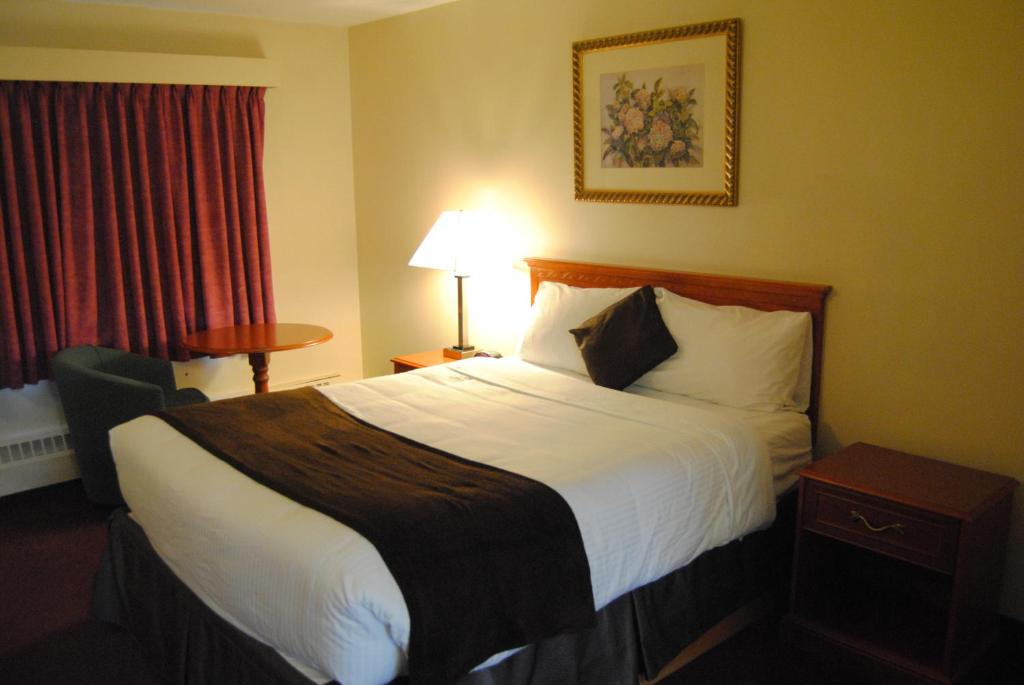 
Queen Room - Non-Smoking
