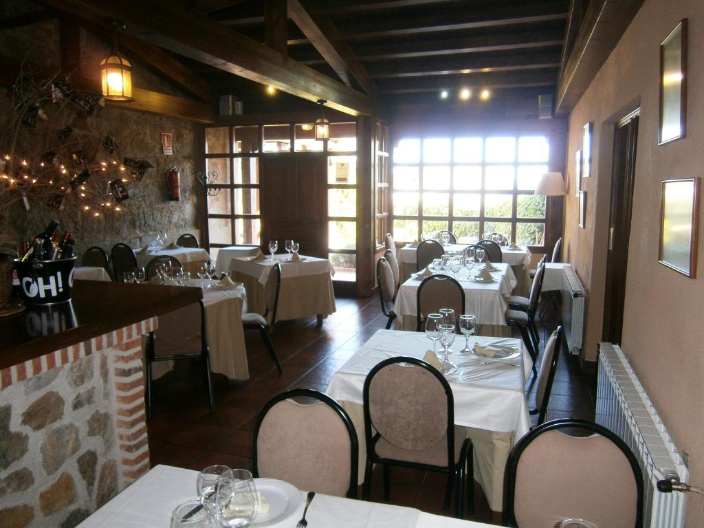 A restaurant or other place to eat at Hotel El Castrejon