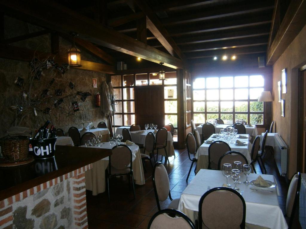 A restaurant or other place to eat at Hotel El Castrejon