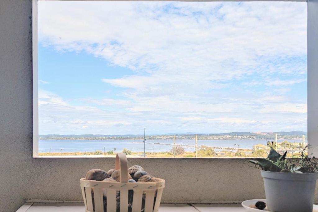 Spacious 2-Bedroom Apartment with Panoramic Lagoon View, Terrace & Beach Nearby