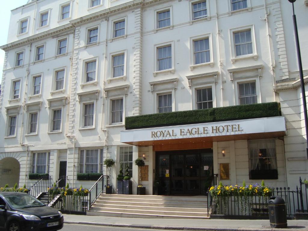 un grand bâtiment blanc avec un hôtel d'aigle royal dans l'établissement Royal Eagle Hotel, à Londres