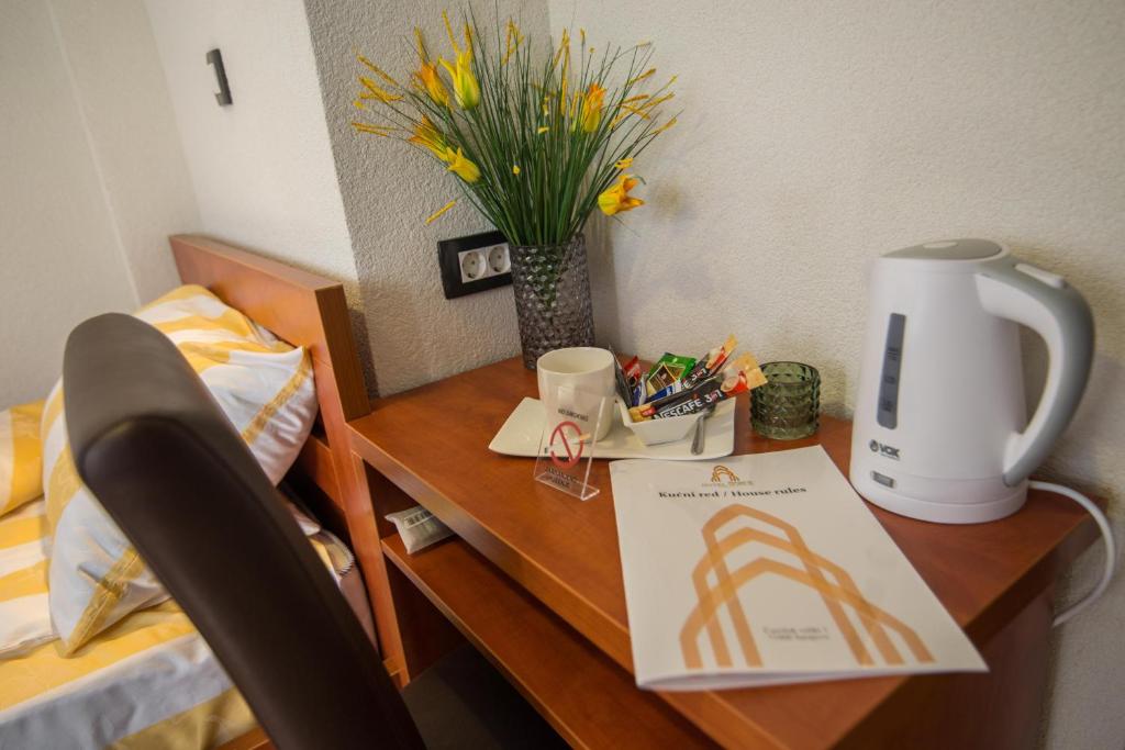 Příslušenství pro přípravu čaje a kávy v ubytování Hotel Noble