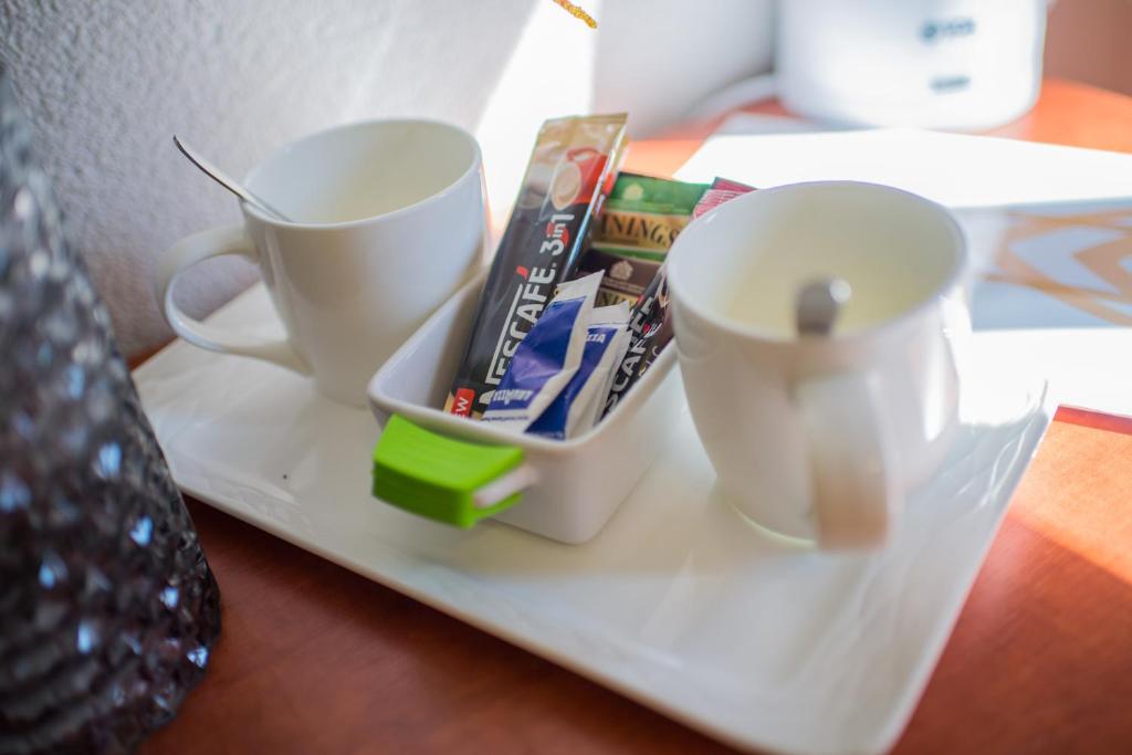Příslušenství pro přípravu čaje a kávy v ubytování Hotel Noble