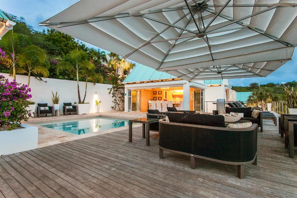 Bazén v ubytování CeBlue Villas nebo v jeho okolí