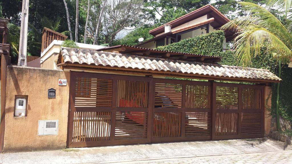 un garaje con puertas de madera en un edificio en Casa das Embaúbas, en Ilhabela