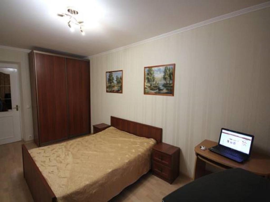 モスクワにあるApartment Prospekt Mira 182のベッドルーム1室(ベッド1台、ノートパソコン1台付)