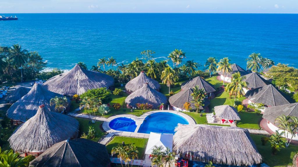 una vista aérea del complejo y del océano en Hotel Maribu Caribe en Puerto Limón