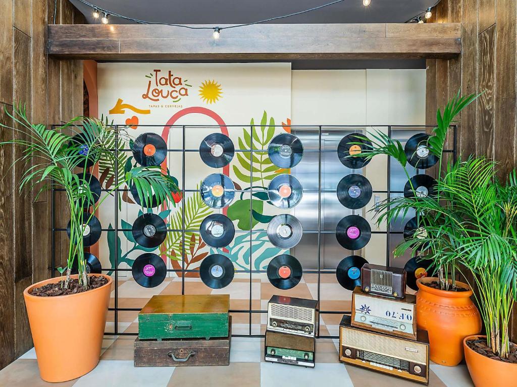 A vinyl-record mural and vintage radios create a music-themed hotel display.