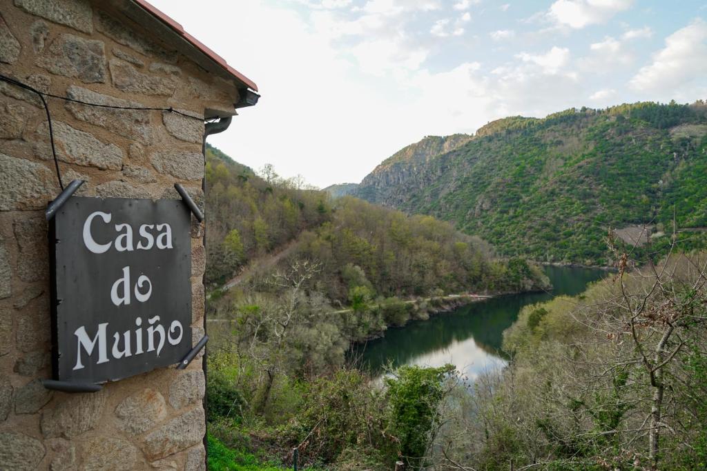 a sign that reads casa do museo next to a river at Olar de Rabacallos in Rabacallos 