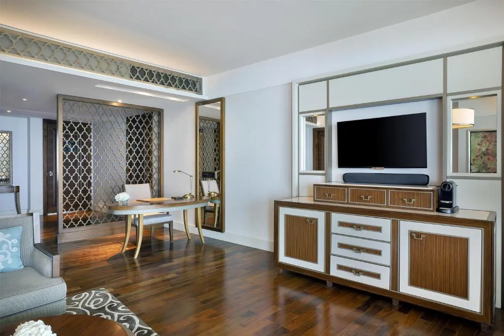 One-Bedroom Club Suite with Sea View