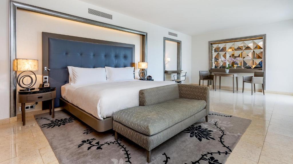 Grand Deluxe King Suite with Pool View