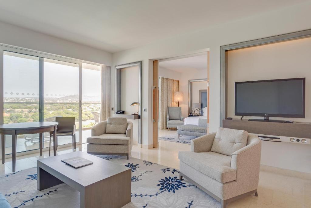 Deluxe King Suite with Pool View