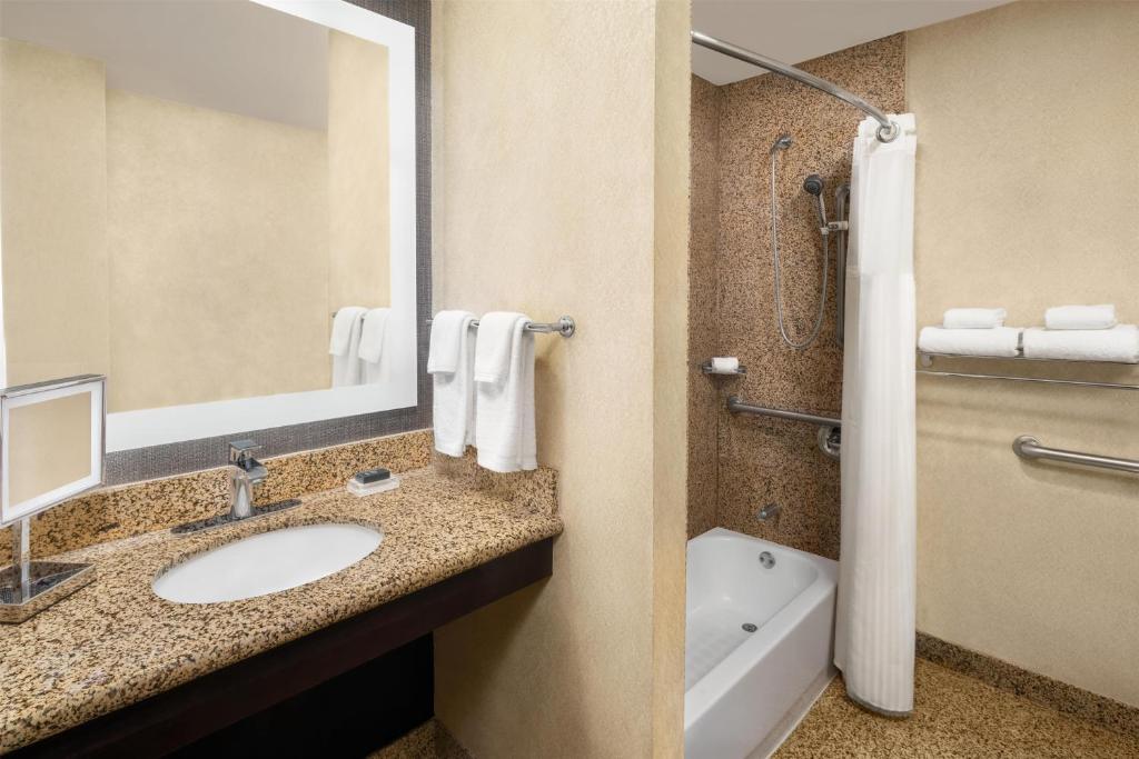 Hilton Fort Worth - 