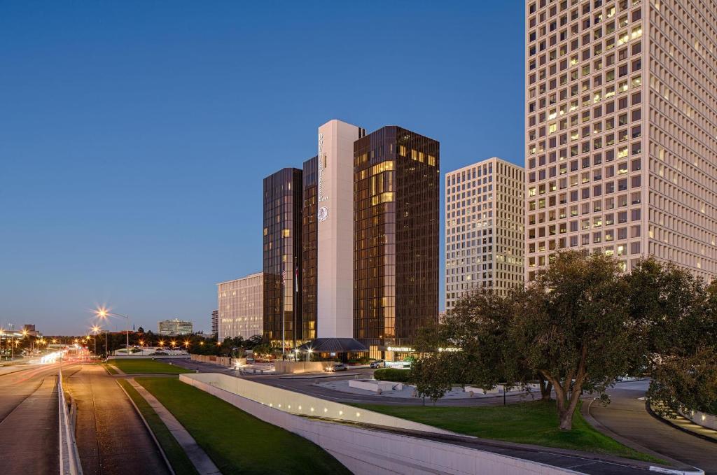 DoubleTree by Hilton Hotel Houston Greenway Plaza - Housity
