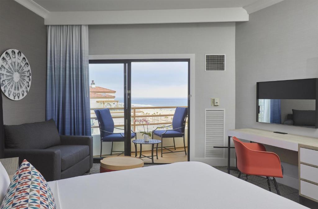 The Waterfront Beach Resort, A Hilton Hotel - 
