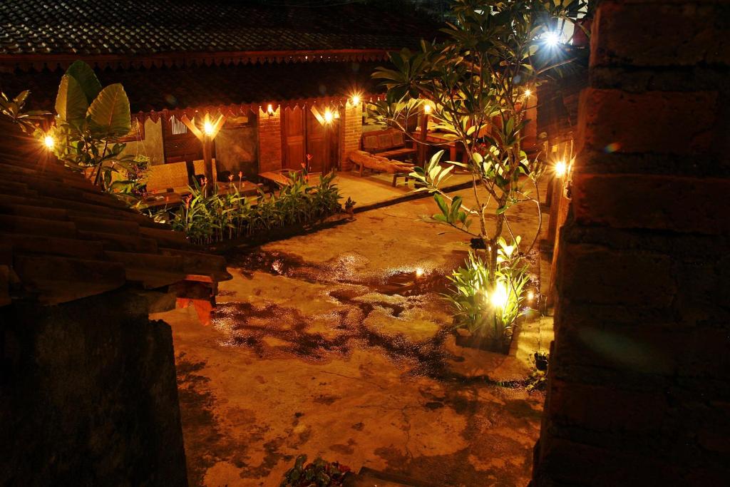Zahrada ubytování Griya Gribig Guest House Mitra RedDoorz