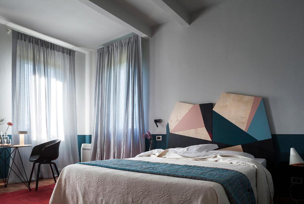 sypialnia z łóżkiem, biurkiem i oknem w obiekcie Locanda Ca' Matilde w mieście Quattro Castella