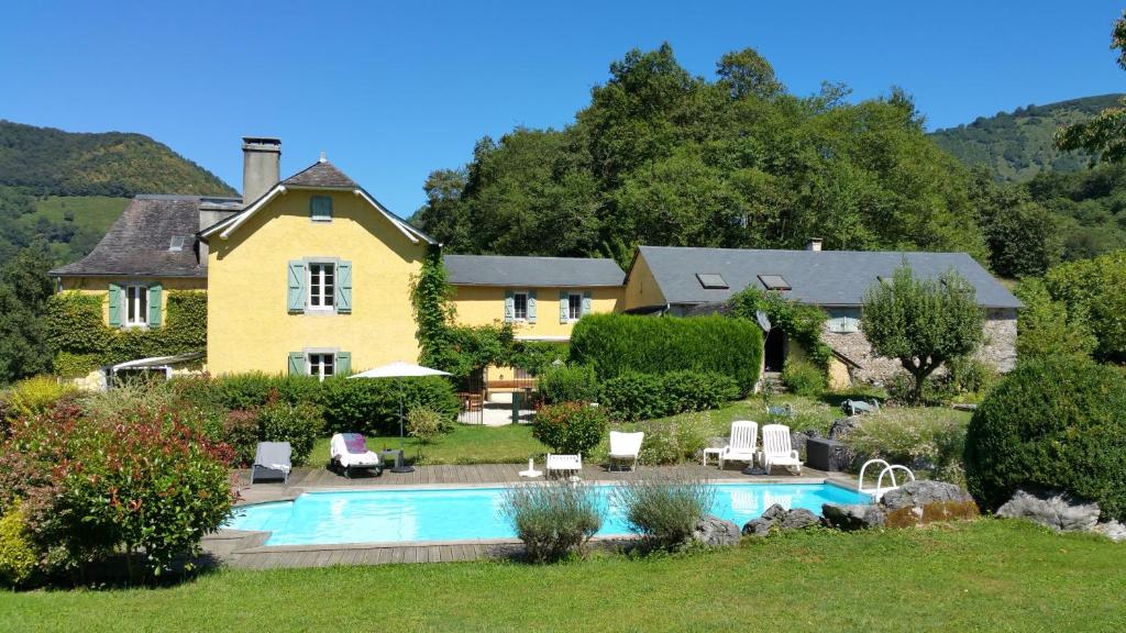 une maison avec une piscine dans la cour dans l'établissement Maison d'hôtes Les 3 Baudets, à Issor