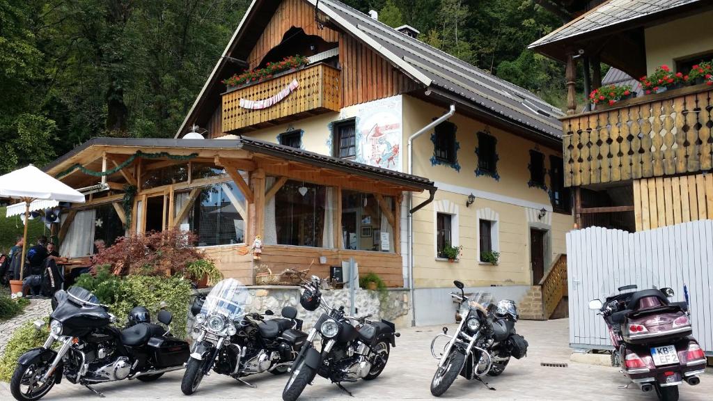 un groupe de motocycles garés devant un bâtiment dans l'établissement Slovenian Traditional Guest House, à Begunje na Gorenjskem