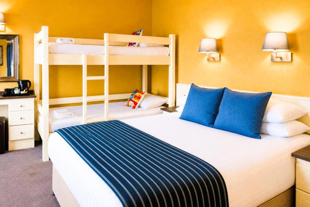 Cliffs Hotel - 