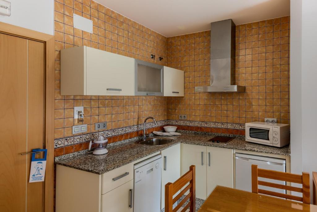 Kuchyň nebo kuchyňský kout v ubytování Hotel Apartamentos Loto Conil